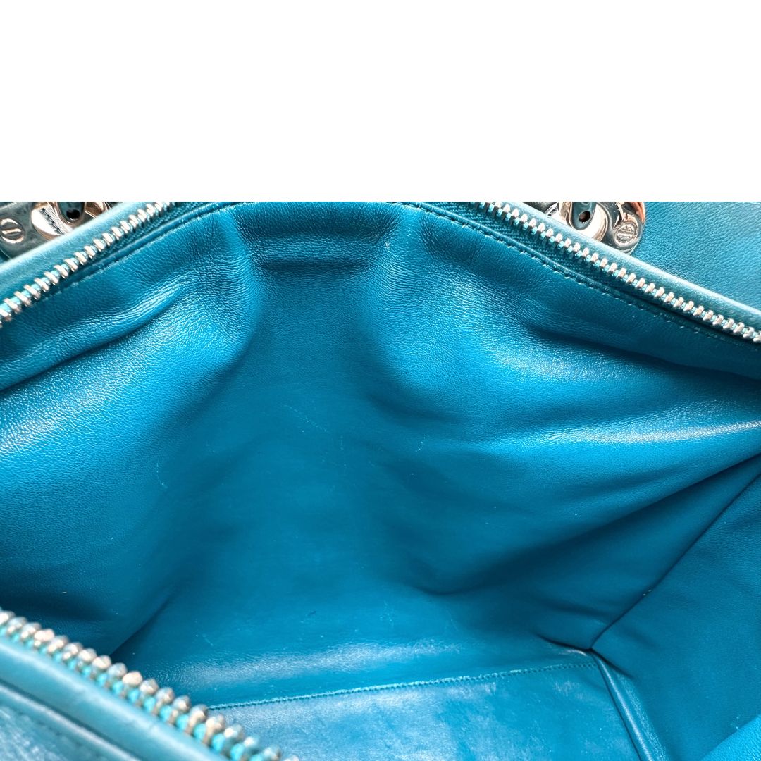 Interno di una borsa Lady Dior tricolore in pelle blu, azzurra e fucsia trama cannage. Doppi manici rigidi e una tracolla amovibile, rifinita con parti metalliche argentate. Completa di dustbag.