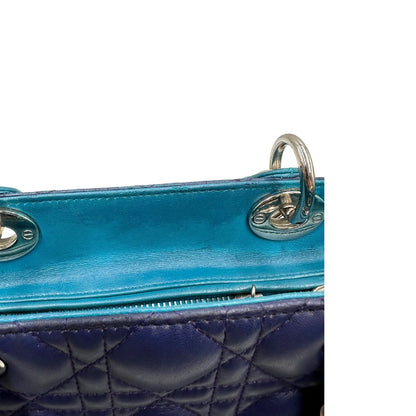 Visuale superiore di una borsa Lady Dior tricolore in pelle blu, azzurra e fucsia trama cannage. Doppi manici rigidi e una tracolla amovibile, rifinita con parti metalliche argentate. Completa di dustbag.