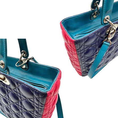 Parte superiore di una borsa Lady Dior tricolore in pelle blu, azzurra e fucsia trama cannage. Doppi manici rigidi e una tracolla amovibile, rifinita con parti metalliche argentate. Completa di dustbag.