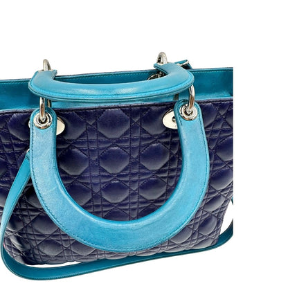 Manici di una borsa Lady Dior tricolore in pelle blu, azzurra e fucsia trama cannage. Doppi manici rigidi e una tracolla amovibile, rifinita con parti metalliche argentate. Completa di dustbag.