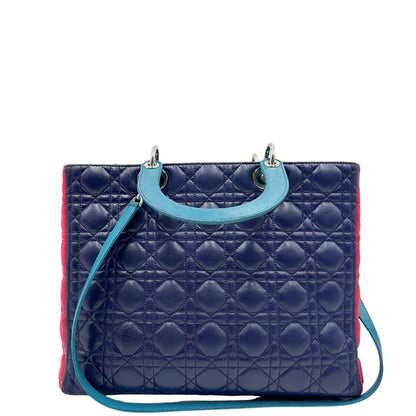 Retro di una borsa Lady Dior tricolore in pelle blu, azzurra e fucsia trama cannage. Doppi manici rigidi e una tracolla amovibile, rifinita con parti metalliche argentate. Completa di dustbag.