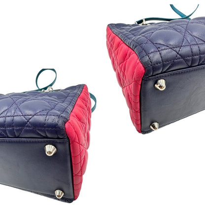 Angoli di una borsa Lady Dior tricolore in pelle blu, azzurra e fucsia trama cannage. Doppi manici rigidi e una tracolla amovibile, rifinita con parti metalliche argentate. Completa di dustbag.