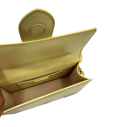 Interno Borsa Jacquemus in pelle glacé color giallo burro con parti metalliche dorate, munita di una tracolla regolabile e amovibile e un manico singolo
