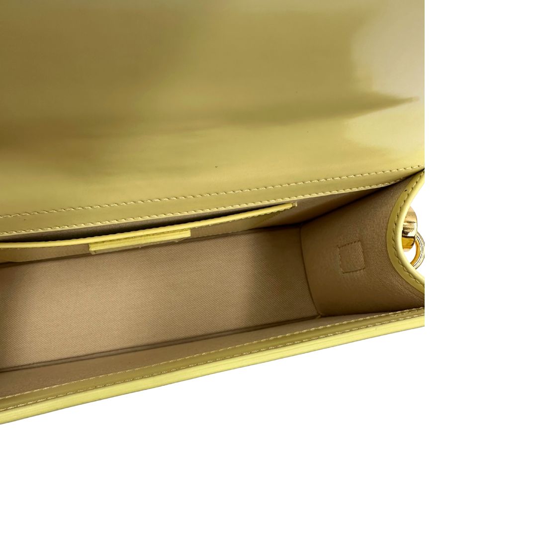 Interno Borsa Jacquemus in pelle glacé color giallo burro con parti metalliche dorate, munita di una tracolla regolabile e amovibile e un manico singolo