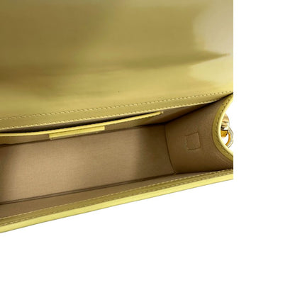 Interno Borsa Jacquemus in pelle glacé color giallo burro con parti metalliche dorate, munita di una tracolla regolabile e amovibile e un manico singolo