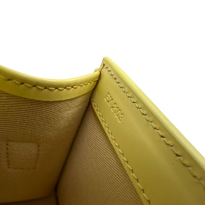 Borsa Jacquemus in pelle glacé color giallo burro con parti metalliche dorate, munita di una tracolla regolabile e amovibile e un manico singolo