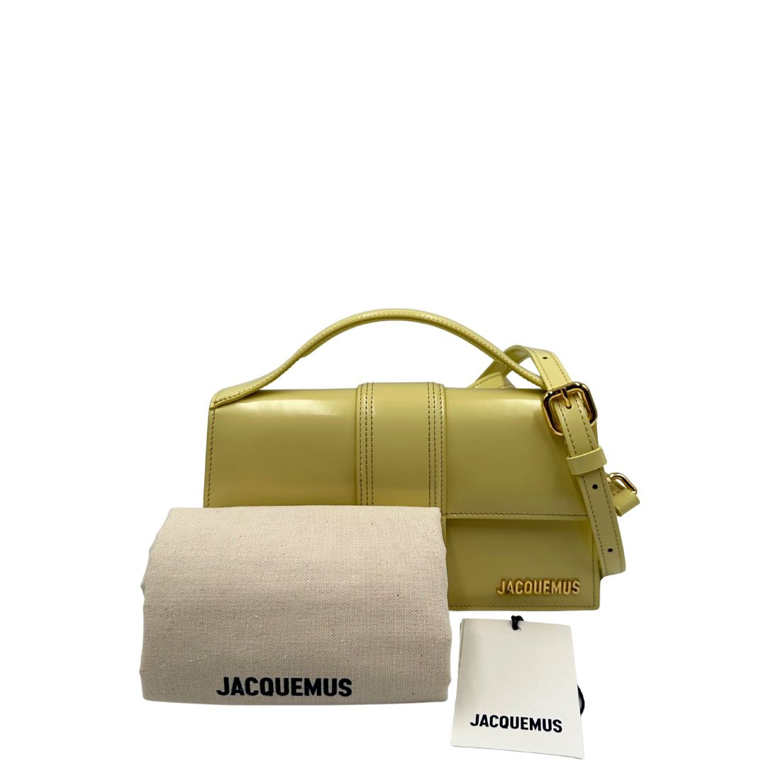  Borsa Jacquemus in pelle glacé color giallo burro con parti metalliche dorate, munita di una tracolla regolabile e amovibile e un manico singolo