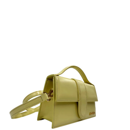 Laterali Borsa Jacquemus in pelle glacé color giallo burro con parti metalliche dorate, munita di una tracolla regolabile e amovibile e un manico singolo