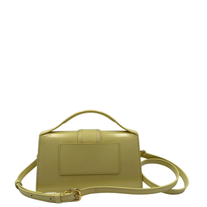 Retro Borsa Jacquemus in pelle glacé color giallo burro con parti metalliche dorate, munita di una tracolla regolabile e amovibile e un manico singolo