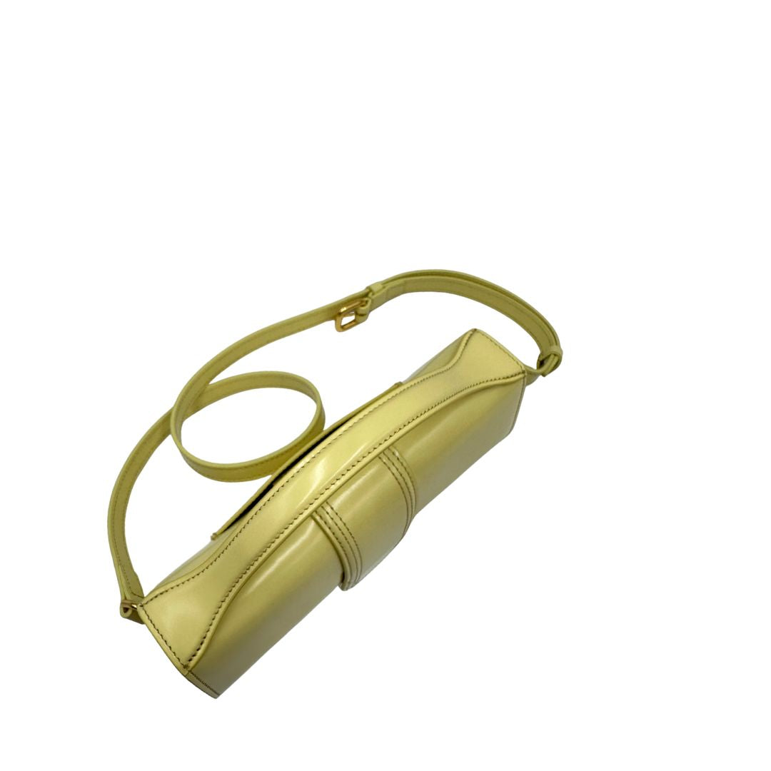 Manico Borsa Jacquemus in pelle glacé color giallo burro con parti metalliche dorate, munita di una tracolla regolabile e amovibile e un manico singolo