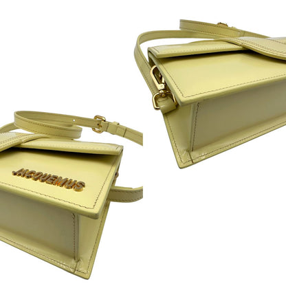 Angoli Borsa Jacquemus in pelle glacé color giallo burro con parti metalliche dorate, munita di una tracolla regolabile e amovibile e un manico singolo