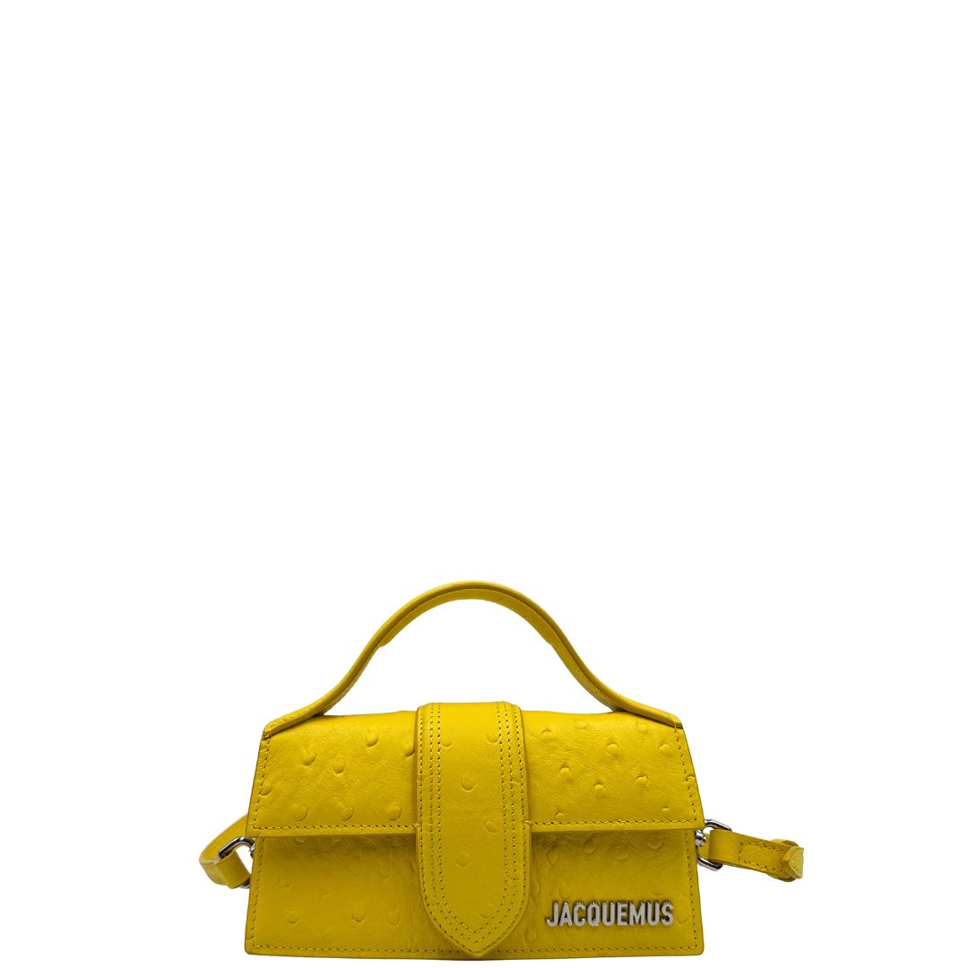 Borsa Jacquemus in pelle gialla goffrata effetto struzzo, con parti metalliche argentate munita di un manico singolo e una tracolla regolabile e amovibile. 