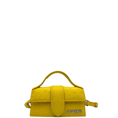 Borsa Jacquemus in pelle gialla goffrata effetto struzzo, con parti metalliche argentate munita di un manico singolo e una tracolla regolabile e amovibile. 