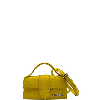 Borsa Jacquemus in pelle gialla goffrata effetto struzzo, con parti metalliche argentate munita di un manico singolo e una tracolla regolabile e amovibile. 