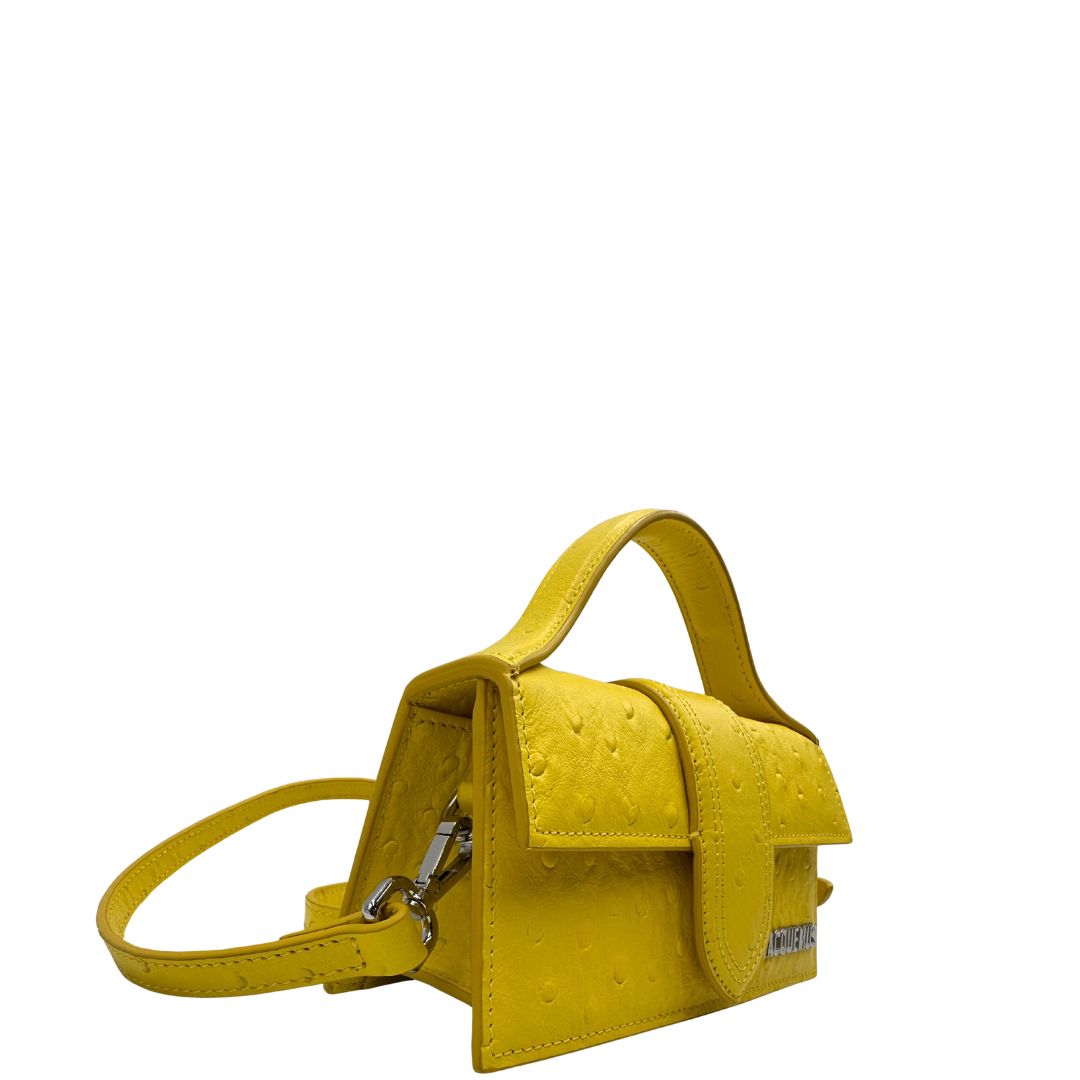 Borsa Jacquemus in pelle gialla goffrata effetto struzzo, con parti metalliche argentate munita di un manico singolo e una tracolla regolabile e amovibile. 