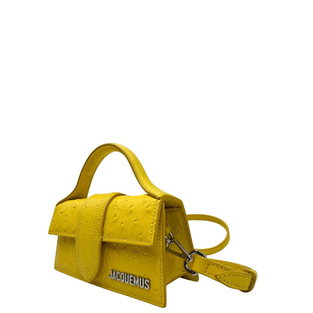 Borsa Jacquemus in pelle gialla goffrata effetto struzzo, con parti metalliche argentate munita di un manico singolo e una tracolla regolabile e amovibile. 