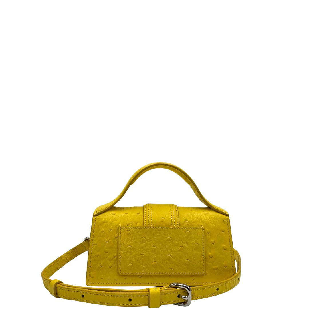 Borsa Jacquemus in pelle gialla goffrata effetto struzzo, con parti metalliche argentate munita di un manico singolo e una tracolla regolabile e amovibile. 
