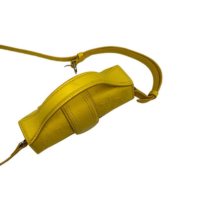 Borsa Jacquemus in pelle gialla goffrata effetto struzzo, con parti metalliche argentate munita di un manico singolo e una tracolla regolabile e amovibile. 