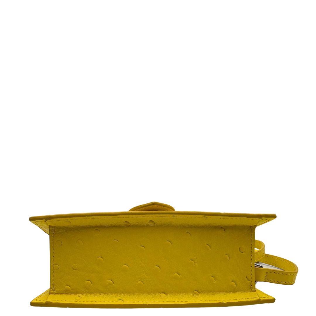 Borsa Jacquemus in pelle gialla goffrata effetto struzzo, con parti metalliche argentate munita di un manico singolo e una tracolla regolabile e amovibile. 
