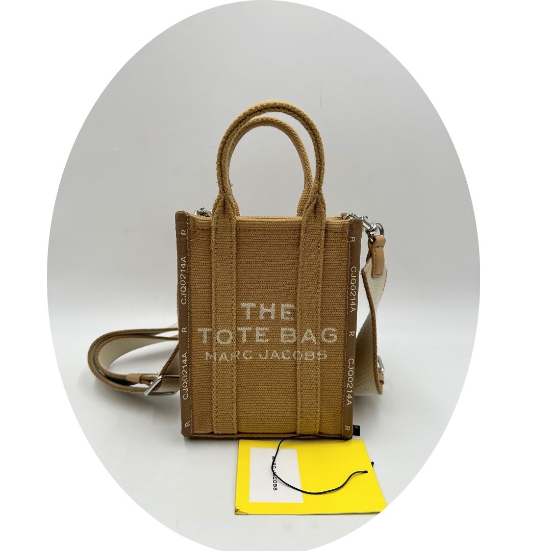 The Tote Bag Marc Jacobs in tessuto Jacquard con tracolla regolabile e amovibile in tessuto Bianco, rifinita con parti metalliche argentate.