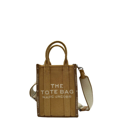 Front The Tote Bag Marc Jacobs in tessuto Jacquard con tracolla regolabile e amovibile in tessuto Bianco, rifinita con parti metalliche argentate.