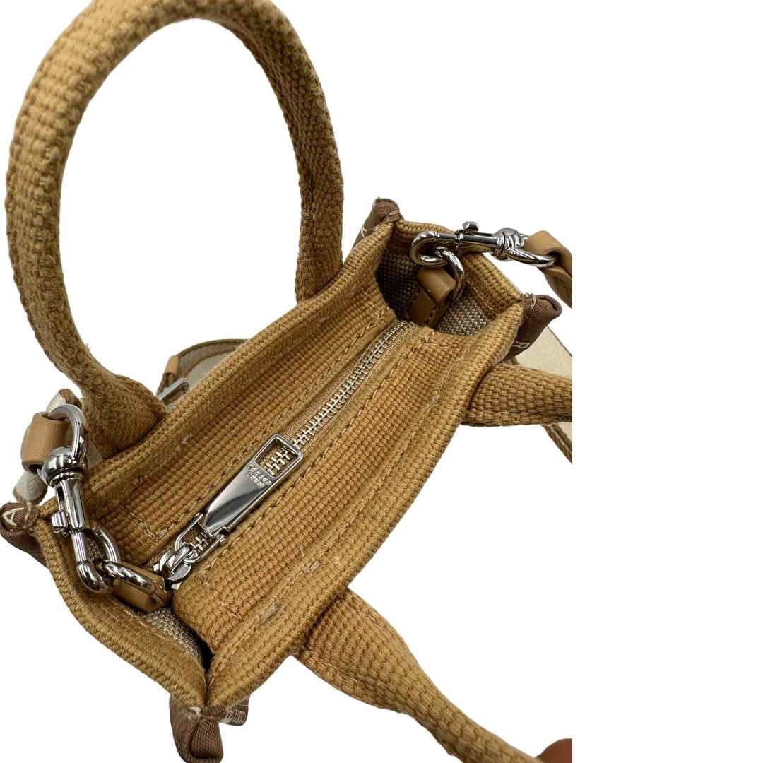 The Tote Bag Marc Jacobs in tessuto Jacquard con tracolla regolabile e amovibile in tessuto Bianco, rifinita con parti metalliche argentate.