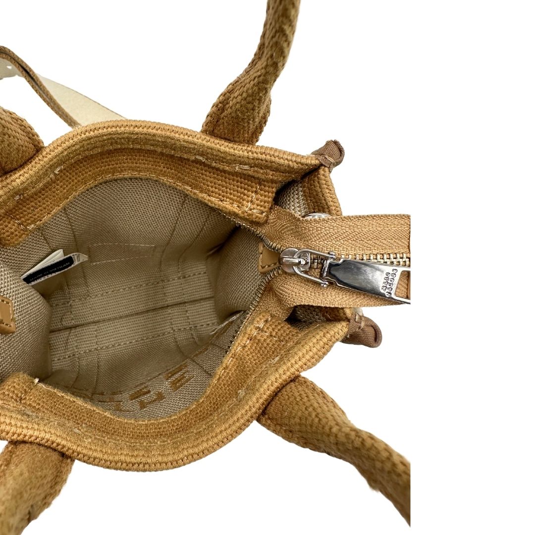 Interno The Tote Bag Marc Jacobs in tessuto Jacquard con tracolla regolabile e amovibile in tessuto Bianco, rifinita con parti metalliche argentate.