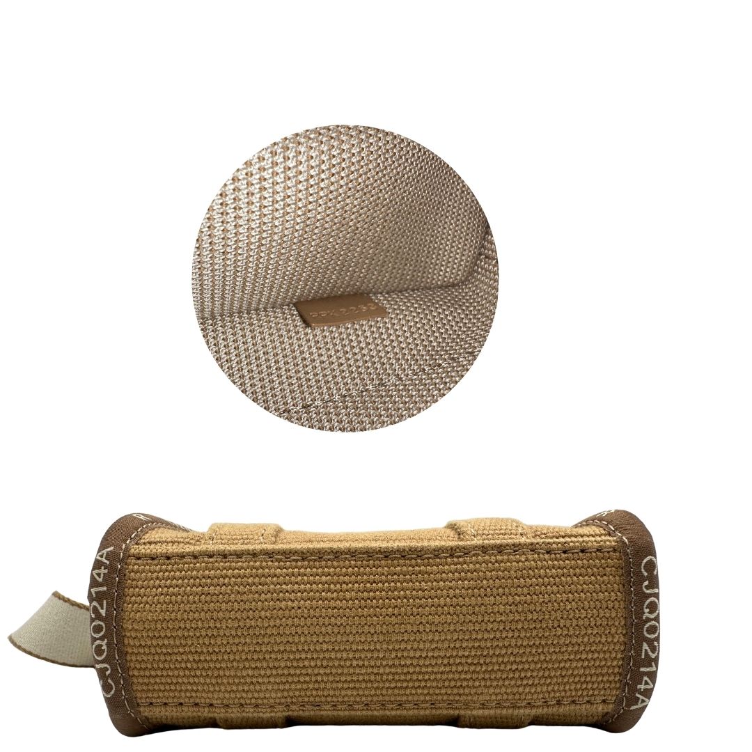 Base The Tote Bag Marc Jacobs in tessuto Jacquard con tracolla regolabile e amovibile in tessuto Bianco, rifinita con parti metalliche argentate.