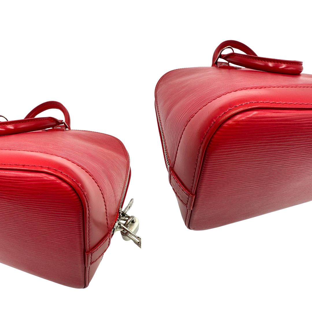 Angli Borsa Alma PM Louis Vuitton in pelle Epi rossa con parti metalliche argentate munita di due manici stondati