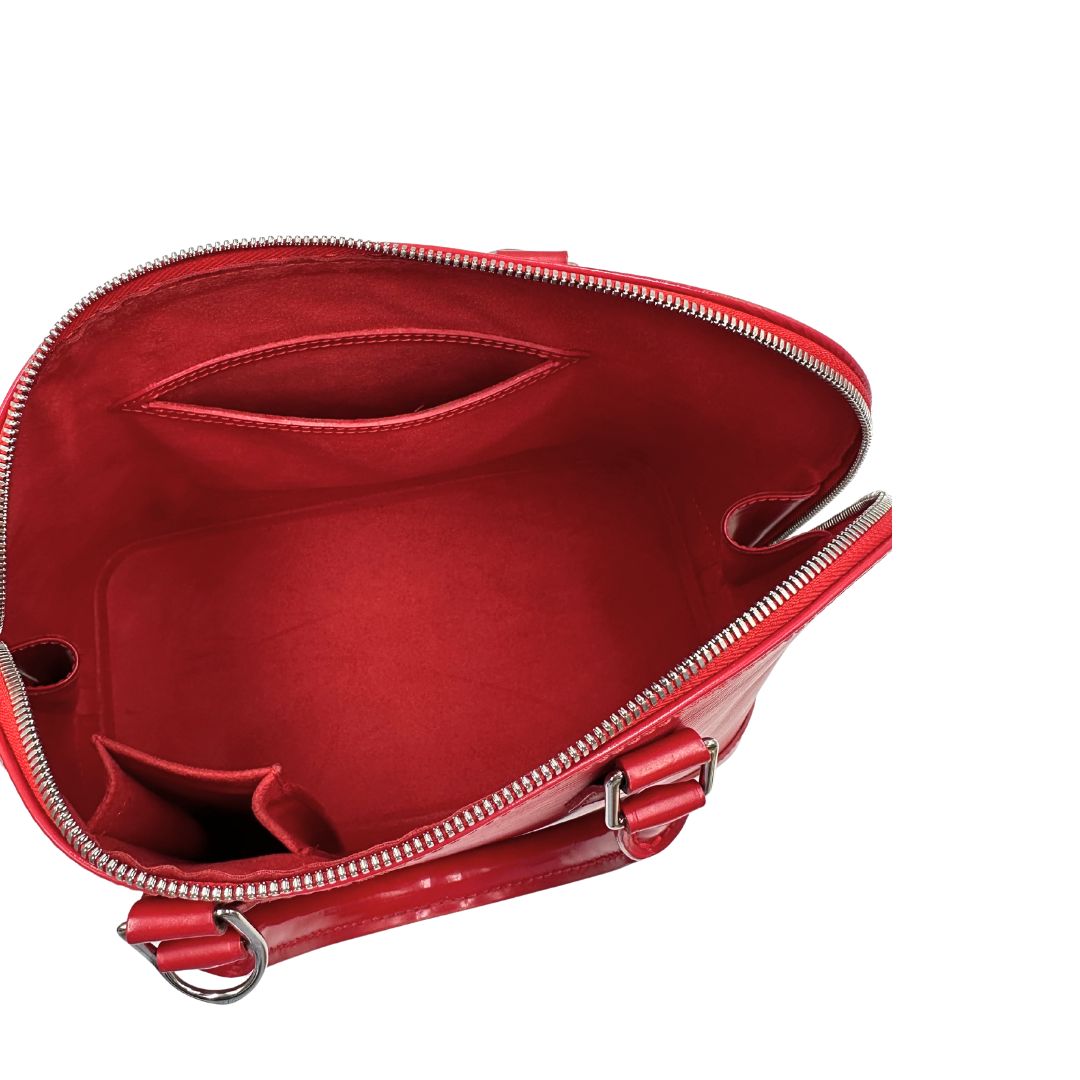 Interno Borsa Alma PM Louis Vuitton in pelle Epi rossa con parti metalliche argentate, munita di due manici stondati