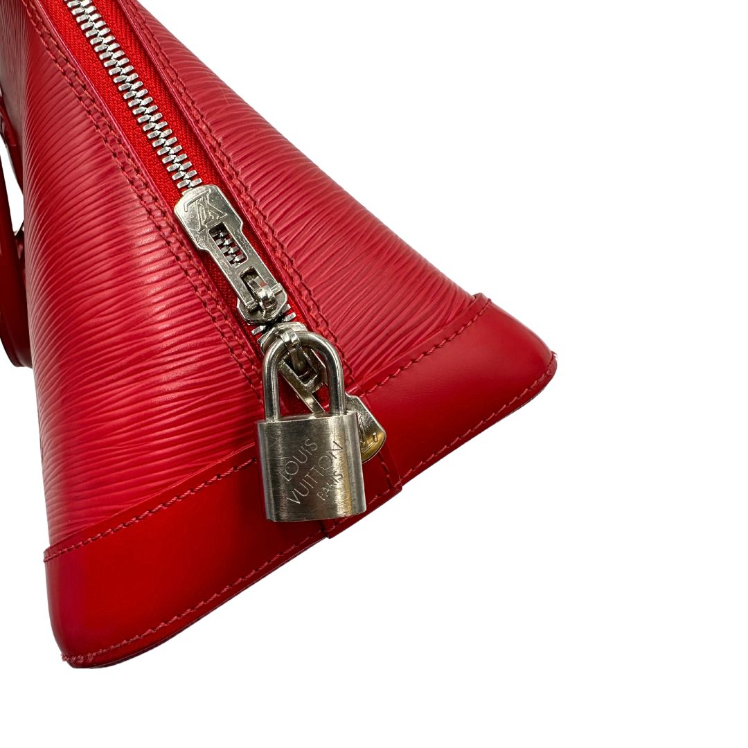 Borsa Alma PM Louis Vuitton in pelle Epi rossa con parti metalliche argentate munita di due manici stondati