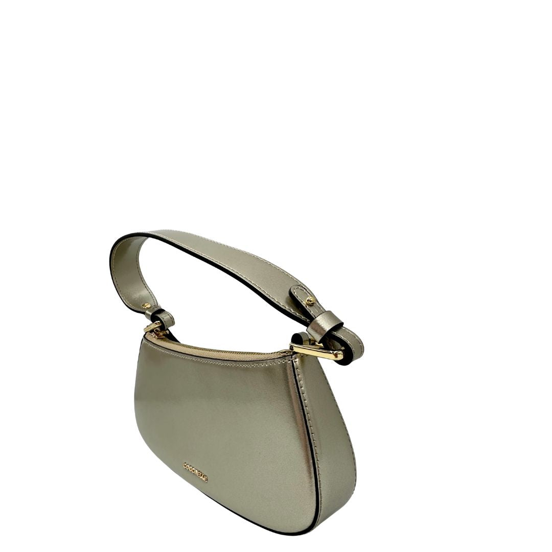 Laterali Borsa Coccinelle in pelle color champagne munita di un manico singolo, una tracolla regolabile e amovibile con parti metalliche dorate. 