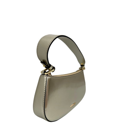 Laterali Borsa Coccinelle in pelle color champagne munita di un manico singolo, una tracolla regolabile e amovibile con parti metalliche dorate. 