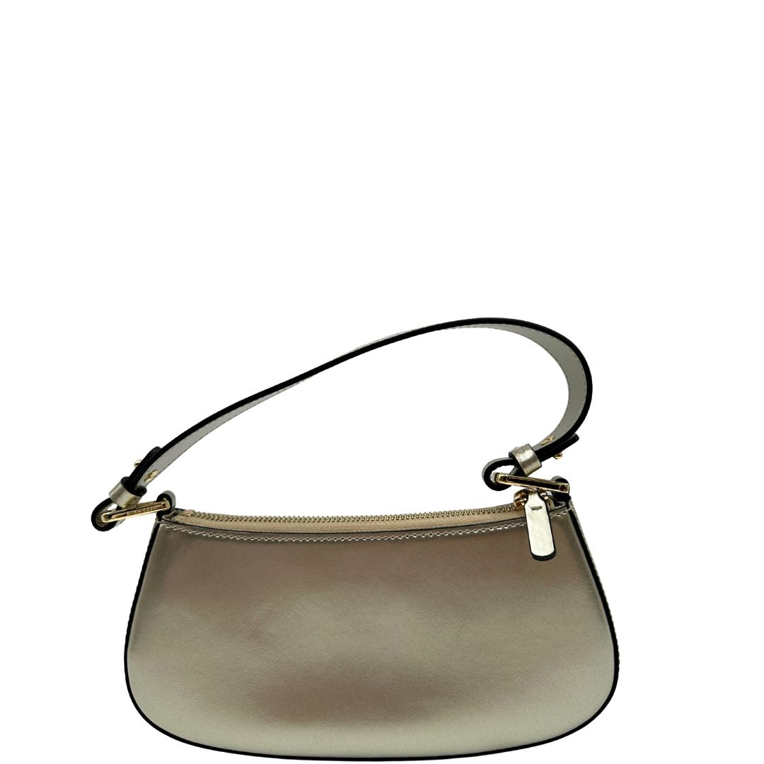 Retro Borsa Coccinelle in pelle color champagne munita di un manico singolo, una tracolla regolabile e amovibile con parti metalliche dorate. 