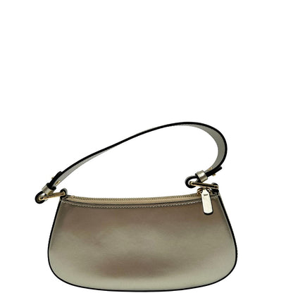 Retro Borsa Coccinelle in pelle color champagne munita di un manico singolo, una tracolla regolabile e amovibile con parti metalliche dorate. 