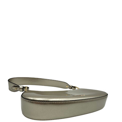 Base Borsa Coccinelle in pelle color champagne munita di un manico singolo, una tracolla regolabile e amovibile con parti metalliche dorate. 