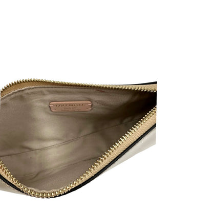 Interno Borsa Coccinelle in pelle color champagne munita di un manico singolo, una tracolla regolabile e amovibile con parti metalliche dorate. 