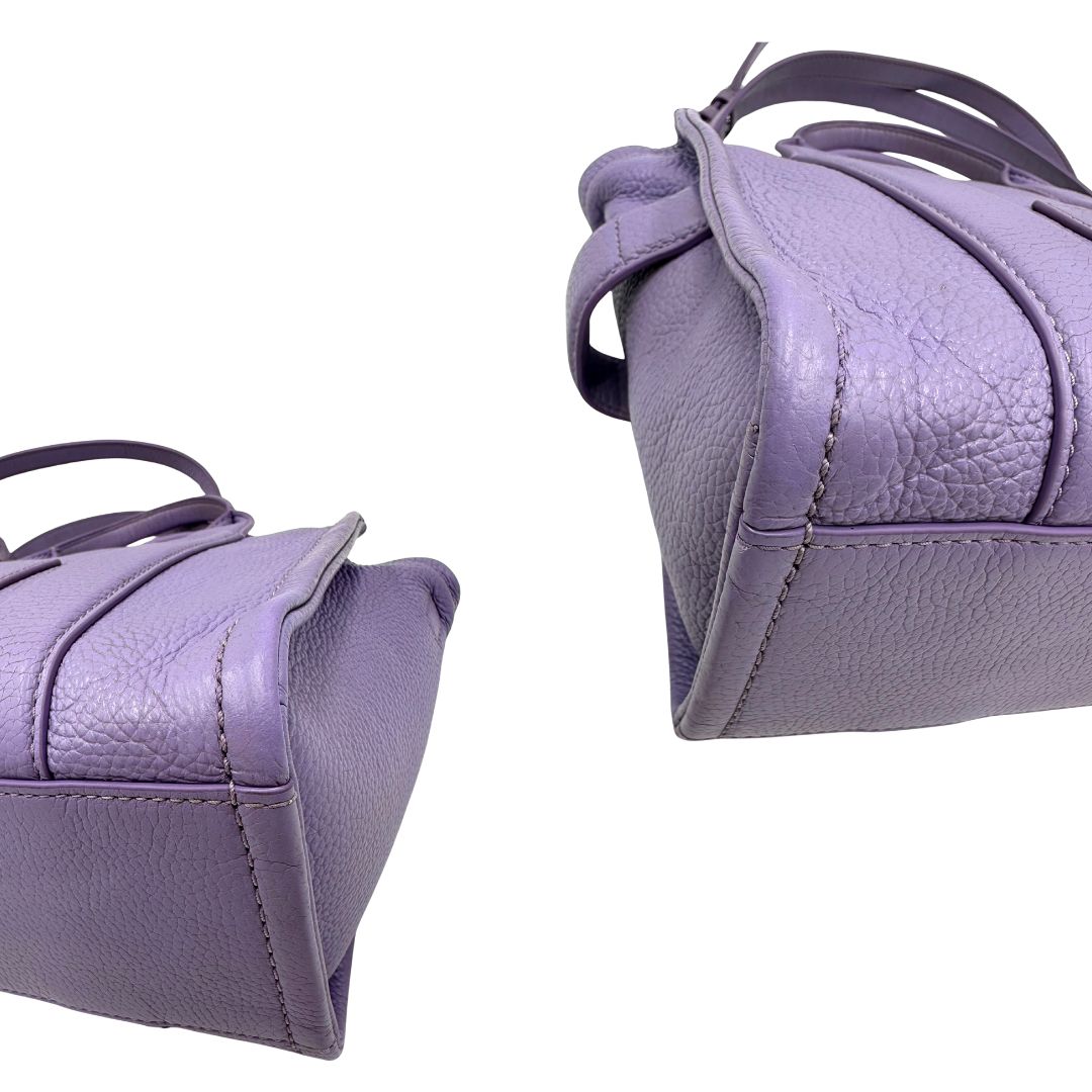 angoli The Tote Bag Marc Jacobs in pelle lilla con parti metalliche argentate; munita di doppi manici e una tracolla amovibile e regolabile. Completa di dustbag, di lusso, originale, ottime condizioni.