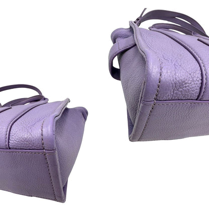 angoli The Tote Bag Marc Jacobs in pelle lilla con parti metalliche argentate; munita di doppi manici e una tracolla amovibile e regolabile. Completa di dustbag, di lusso, originale, ottime condizioni.