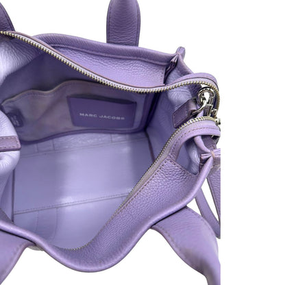 interno The Tote Bag Marc Jacobs in pelle lilla con parti metalliche argentate; munita di doppi manici e una tracolla amovibile e regolabile. Completa di dustbag, di lusso, originale, ottime condizioni. 