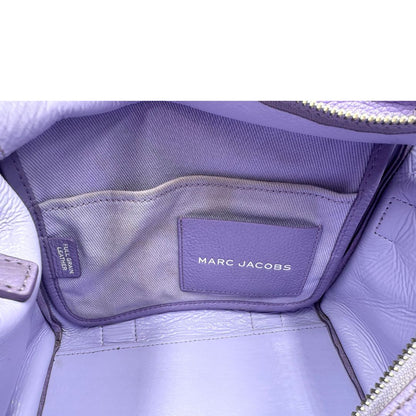 interno The Tote Bag Marc Jacobs in pelle lilla con parti metalliche argentate; munita di doppi manici e una tracolla amovibile e regolabile. Completa di dustbag, di lusso, originale, ottime condizioni. 