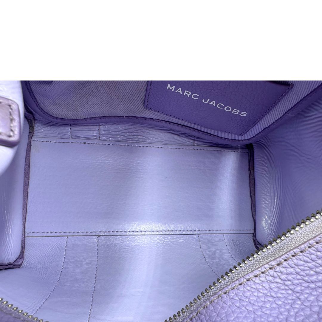 interno The Tote Bag Marc Jacobs in pelle lilla con parti metalliche argentate; munita di doppi manici e una tracolla amovibile e regolabile. Completa di dustbag, di lusso, originale, ottime condizioni. 