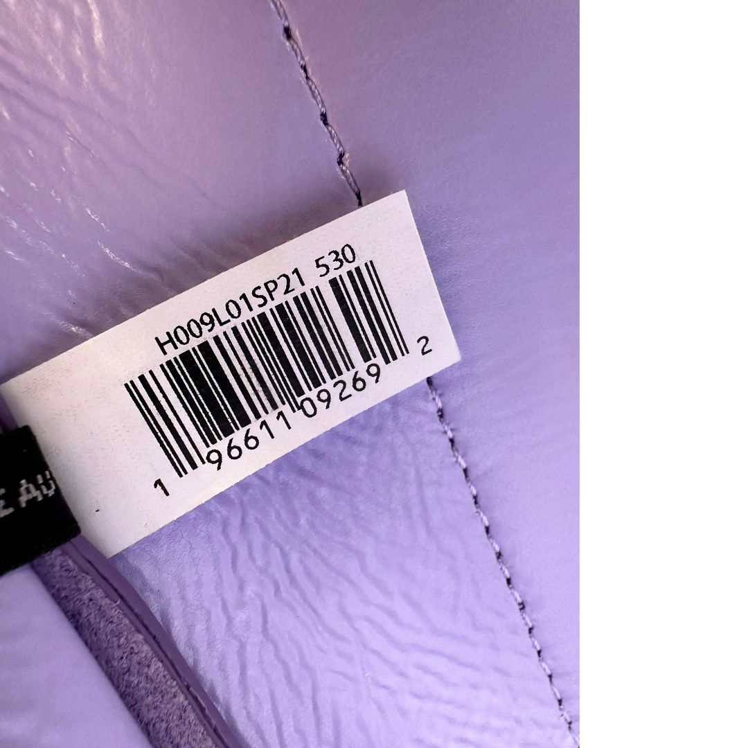 interno The Tote Bag Marc Jacobs in pelle lilla con parti metalliche argentate; munita di doppi manici e una tracolla amovibile e regolabile. Completa di dustbag, di lusso, originale, ottime condizioni. 