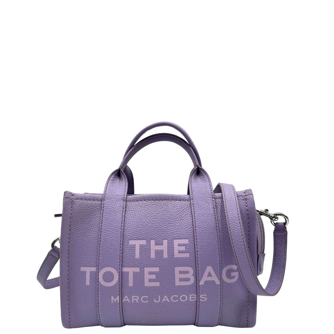 front The Tote Bag Marc Jacobs in pelle lilla con parti metalliche argentate; munita di doppi manici e una tracolla amovibile e regolabile. Completa di dustbag, di lusso, originale, ottime condizioni. 