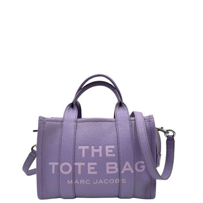 front The Tote Bag Marc Jacobs in pelle lilla con parti metalliche argentate; munita di doppi manici e una tracolla amovibile e regolabile. Completa di dustbag, di lusso, originale, ottime condizioni. 