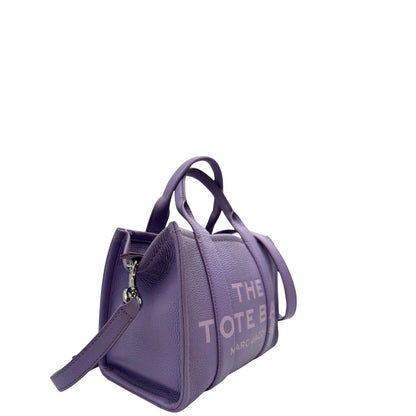lato The Tote Bag Marc Jacobs in pelle lilla con parti metalliche argentate; munita di doppi manici e una tracolla amovibile e regolabile. Completa di dustbag, di lusso, originale, ottime condizioni.