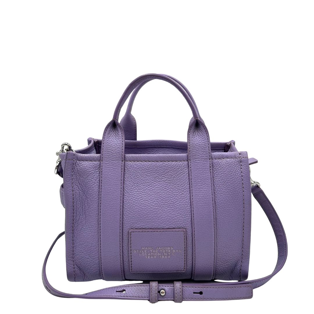 retro The Tote Bag Marc Jacobs in pelle lilla con parti metalliche argentate; munita di doppi manici e una tracolla amovibile e regolabile. Completa di dustbag, di lusso, originale, ottime condizioni. 