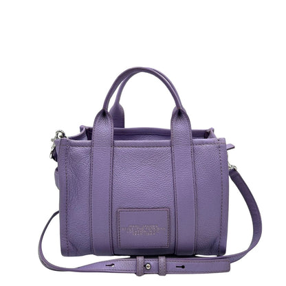 retro The Tote Bag Marc Jacobs in pelle lilla con parti metalliche argentate; munita di doppi manici e una tracolla amovibile e regolabile. Completa di dustbag, di lusso, originale, ottime condizioni. 