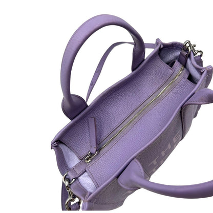 chiusura The Tote Bag Marc Jacobs in pelle lilla con parti metalliche argentate; munita di doppi manici e una tracolla amovibile e regolabile. Completa di dustbag, di lusso, originale, ottime condizioni. 