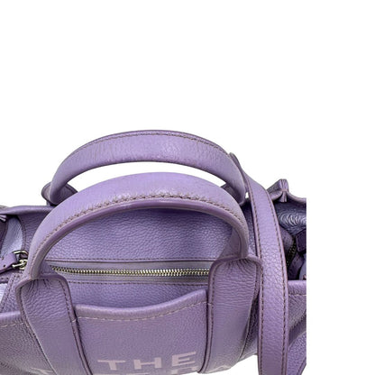 manici The Tote Bag Marc Jacobs in pelle lilla con parti metalliche argentate; munita di doppi manici e una tracolla amovibile e regolabile. Completa di dustbag, di lusso, originale, ottime condizioni. 